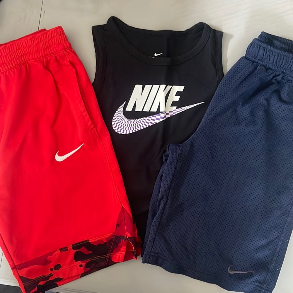 Nike boy’s bundle. Size large.